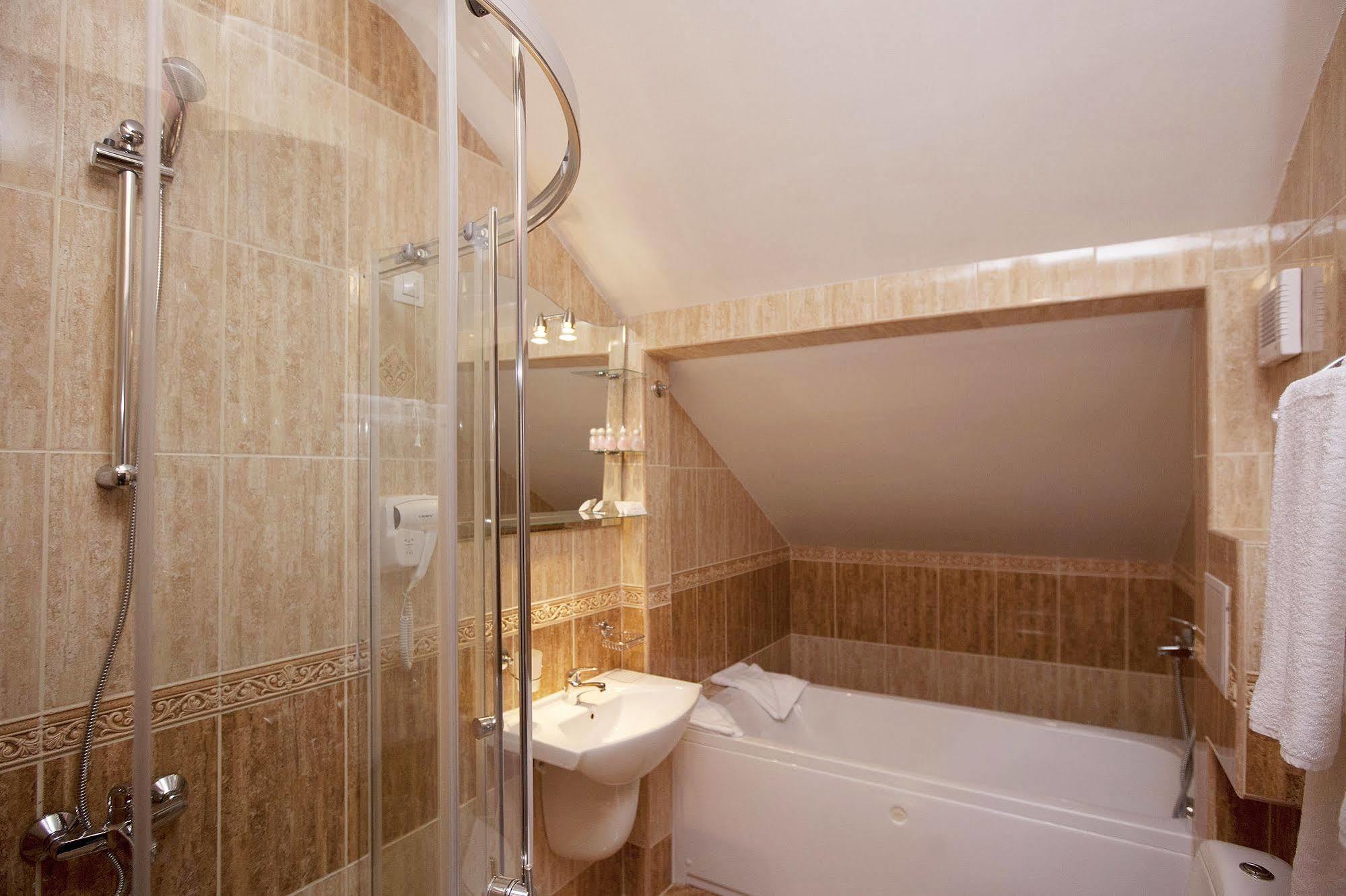 Aris Otel